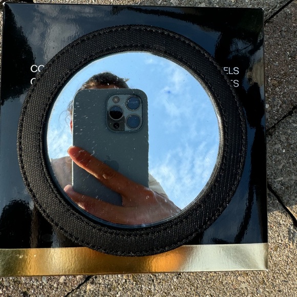 Chanel Collection of 5 Essential Mini Brushes - Picture 10 of 10